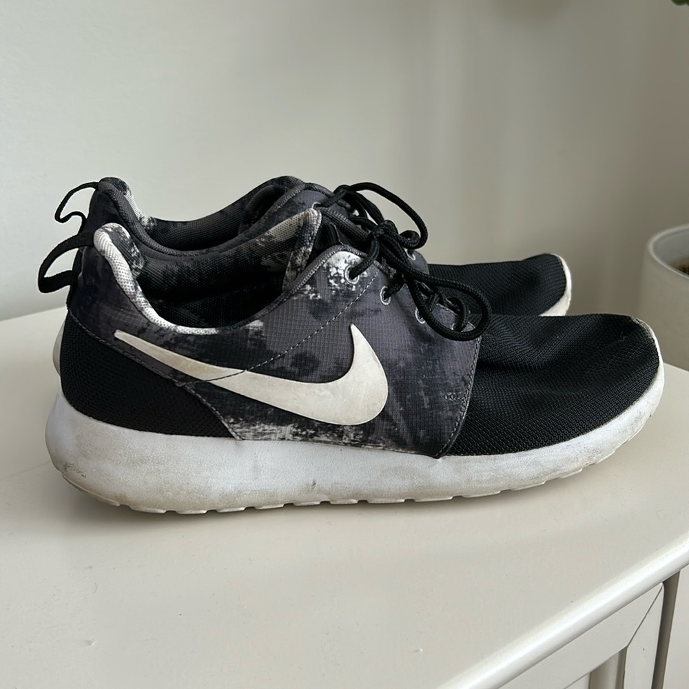 Nike Women’s Rosche Run Sneakers size 9 limited edition
